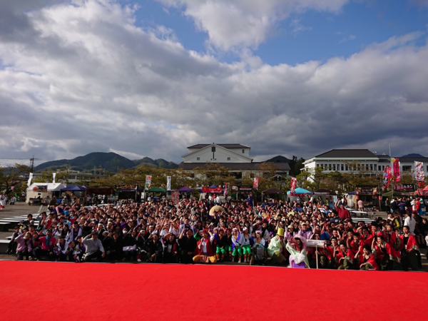 舞台の下に全ての出演者たちが並んでいる写真
