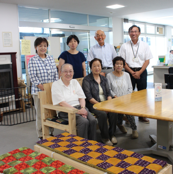 通所介護施設「風和」の5名の皆さんと市長と職員との記念写真