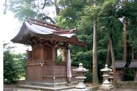 小さな社を横から撮った写真。