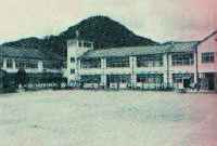 1954年竣工の畑小学校校舎の写真