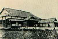 1893年落成の昔の岡野小学校の写真