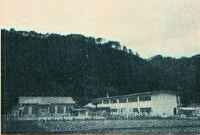 1962年竣工の現在の後川小学校校舎の写真