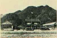 1937年落成したありし日の大芋小学校校舎の写真