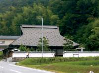 沿道側から撮られた西谷寺の写真