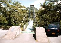 長くて細い橋が映った写真