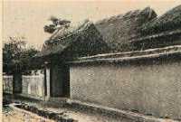 1955年に撮られた武家屋敷の写真。当時の門と壁、屋根が見られる。
