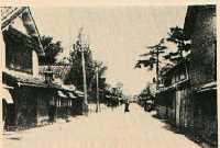 道路の真ん中から撮られた写真。道の両脇には当時の家々が並んでいる。