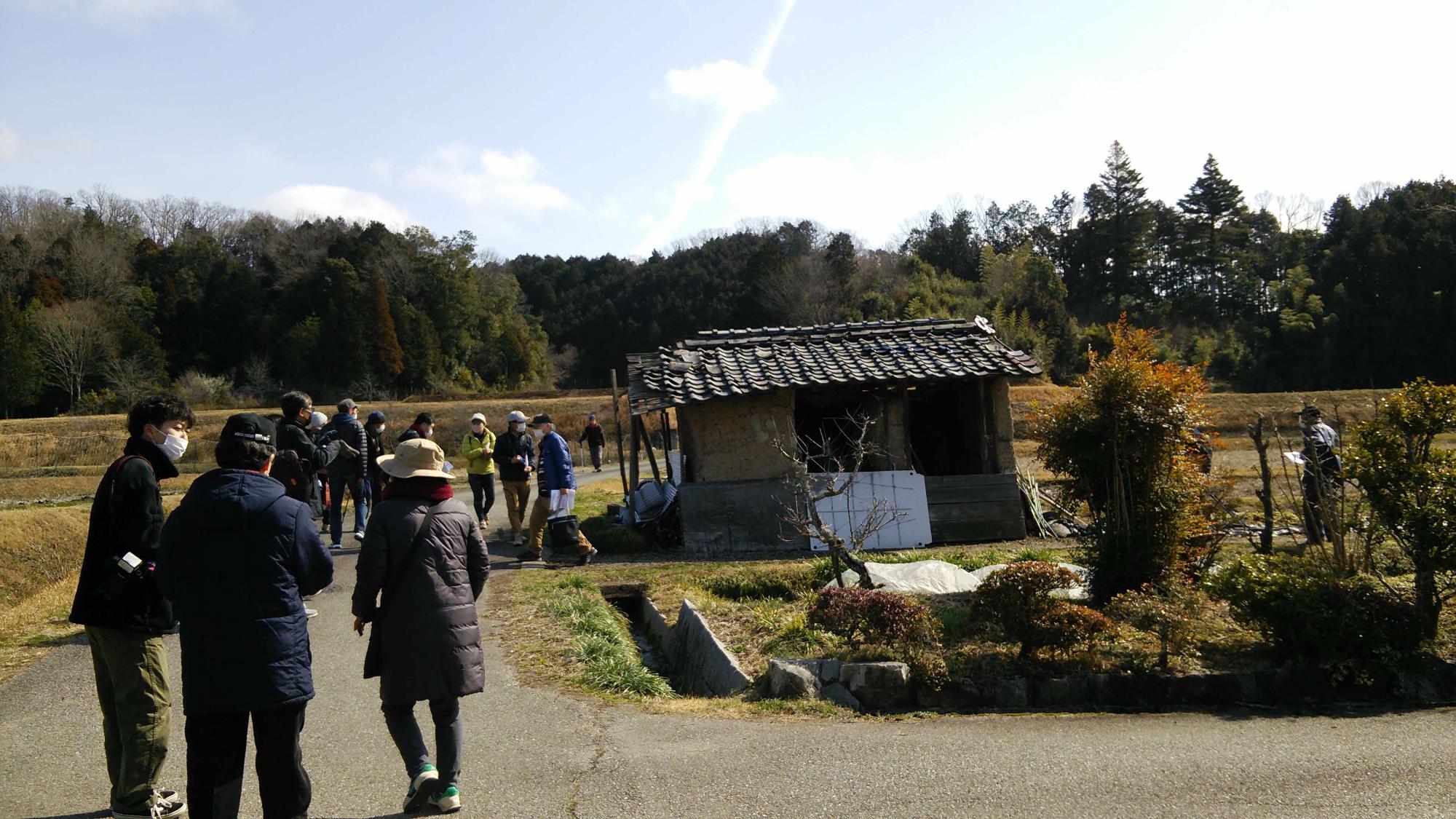 灰屋をめぐるウォークラリーの様子