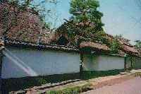 現在の武家屋敷の写真。写真には昔と同じ様な門と壁、屋根が映っている。