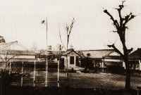 1912年の日置小学校校門の写真