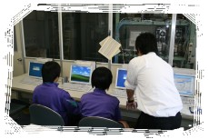 パソコンに向かって作業をする学生たちの写真