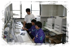 パソコンに向かって作業する学生の写真