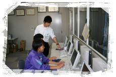 パソコンに向かって作業をする学生らの写真
