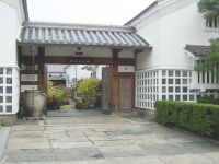 丹波篠山の伝統的建物の門を正面から写した写真。