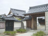 お寺の写真。門の入り口と奥の建物が一緒に写っている。