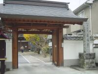 お寺の門が映った写真。奥にお寺が見える。