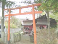 鳥居を正面から撮った写真。奥に社がみえる。