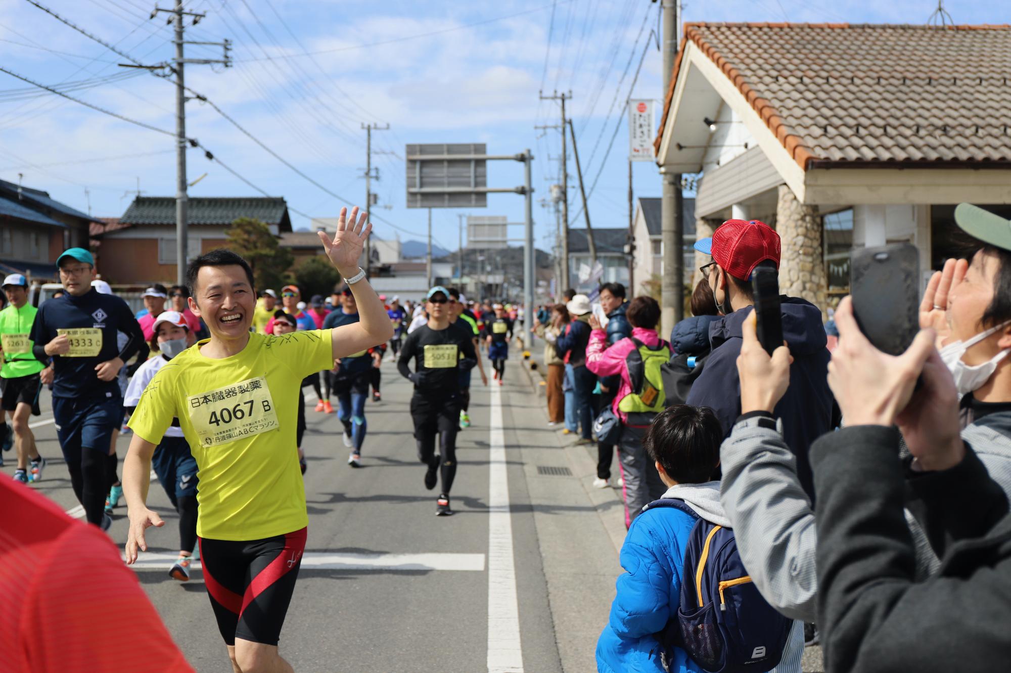 沿道で声援を受けるランナー