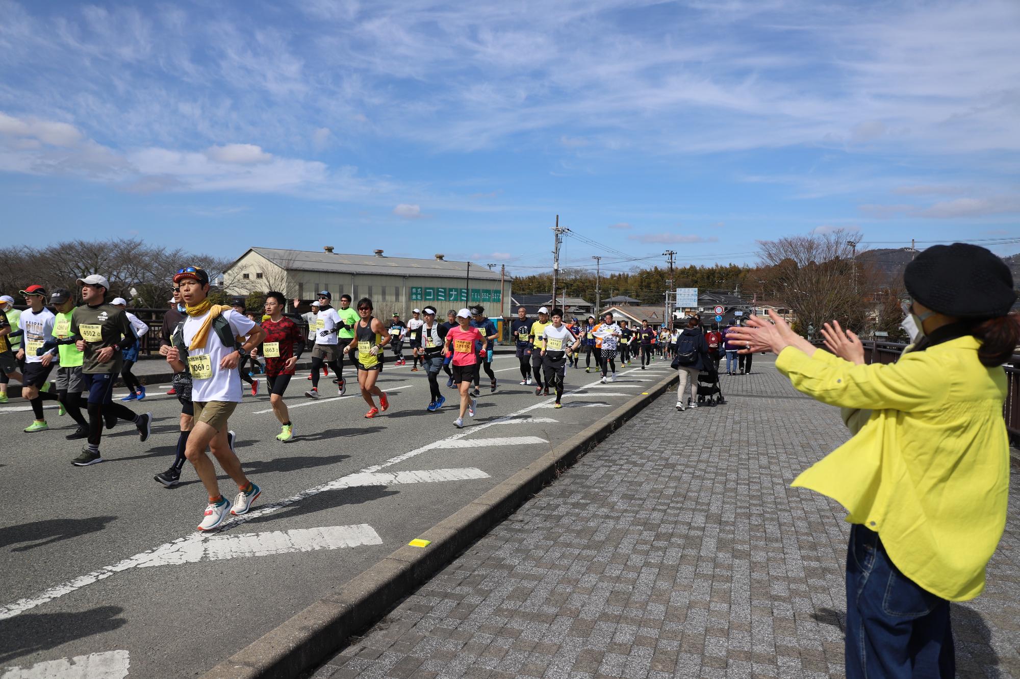 沿道で声援を送る人