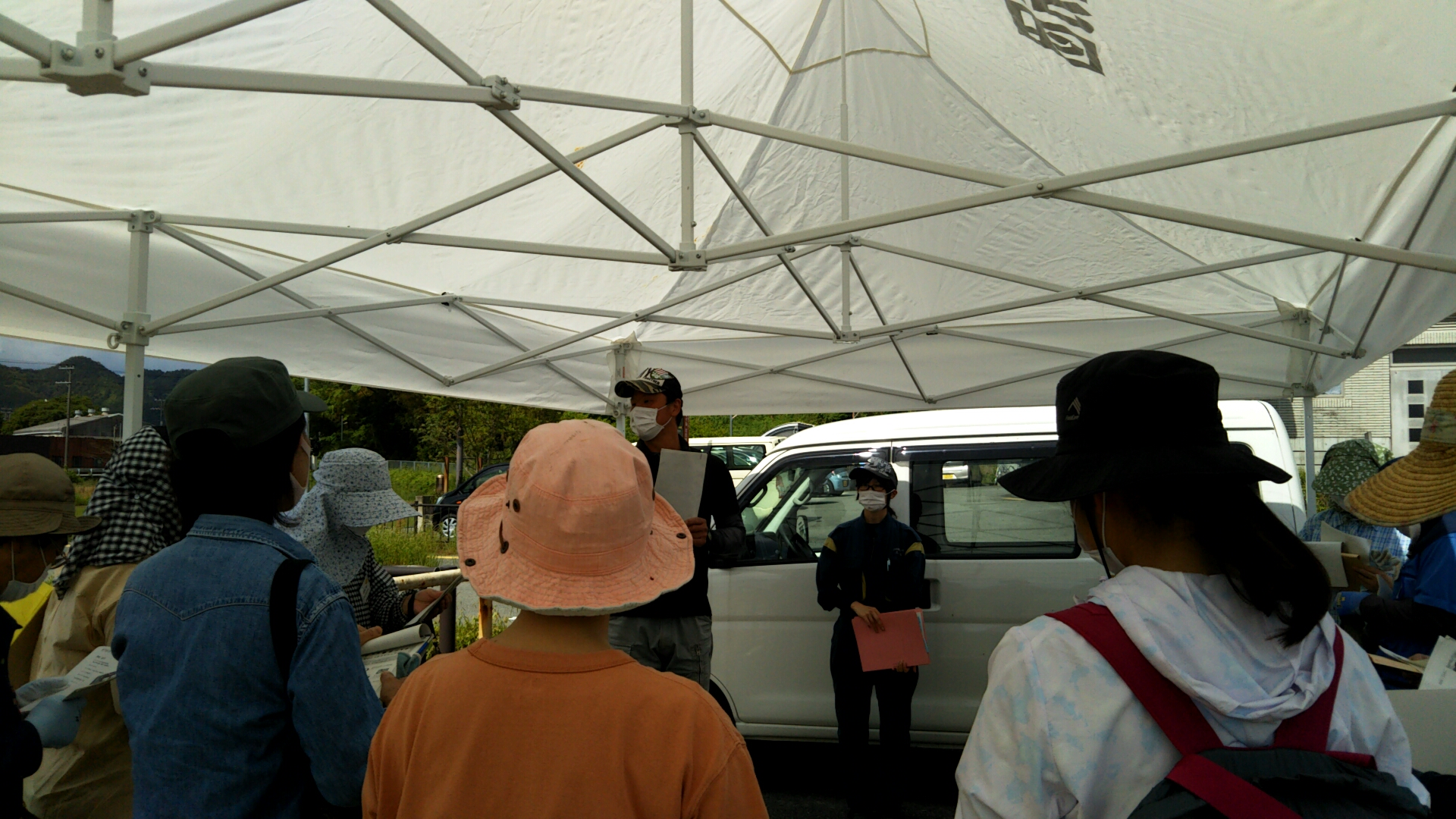 講師の話を熱心に聞く受講者