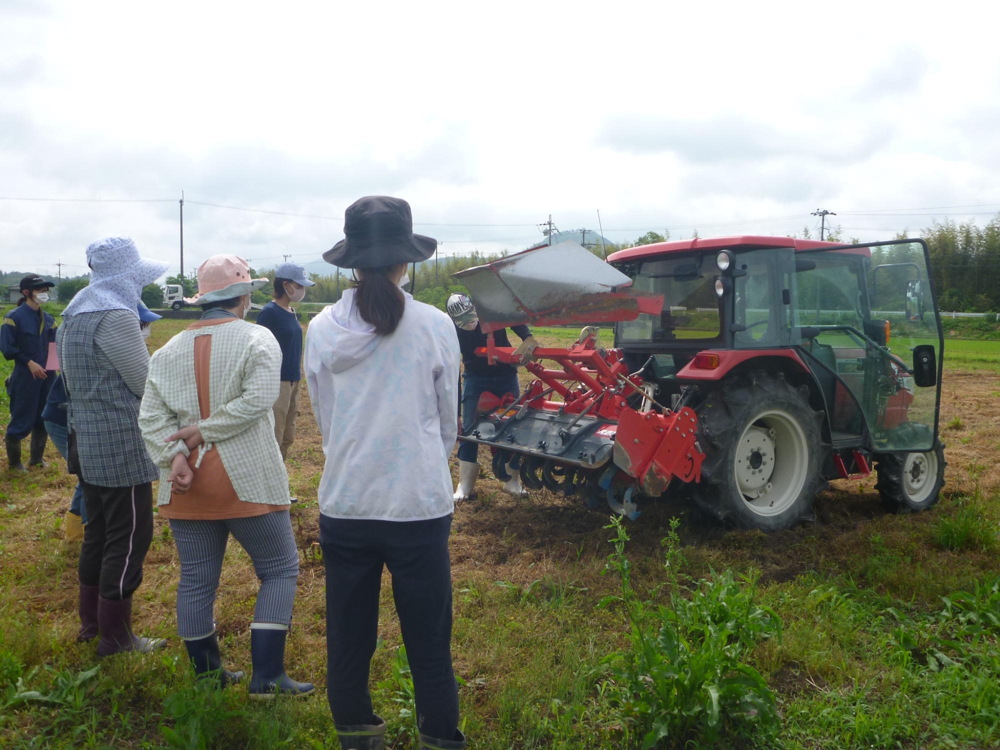 トラクターを前に話を聞く受講者