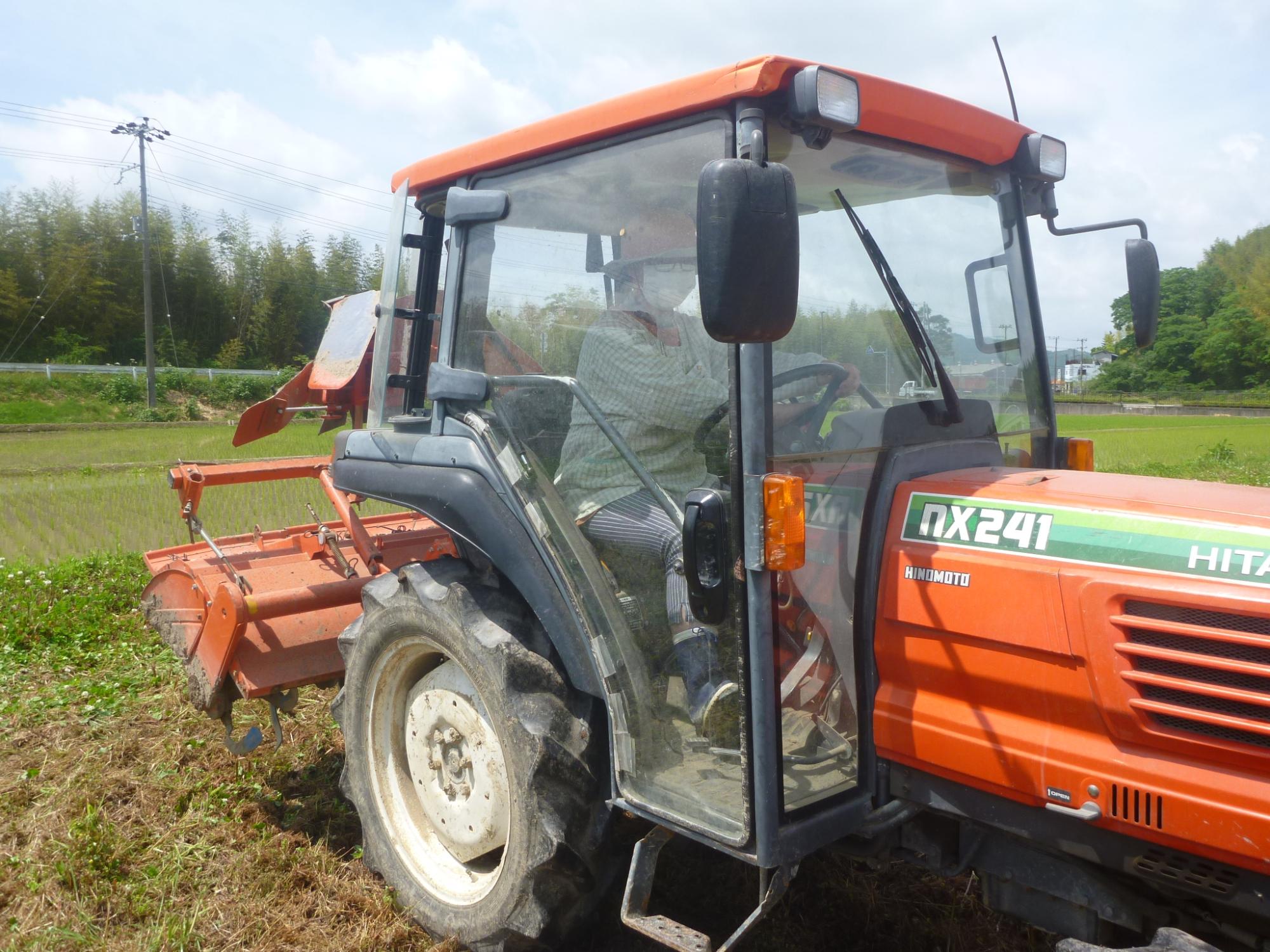 トラクターに乗る女性オペレーター