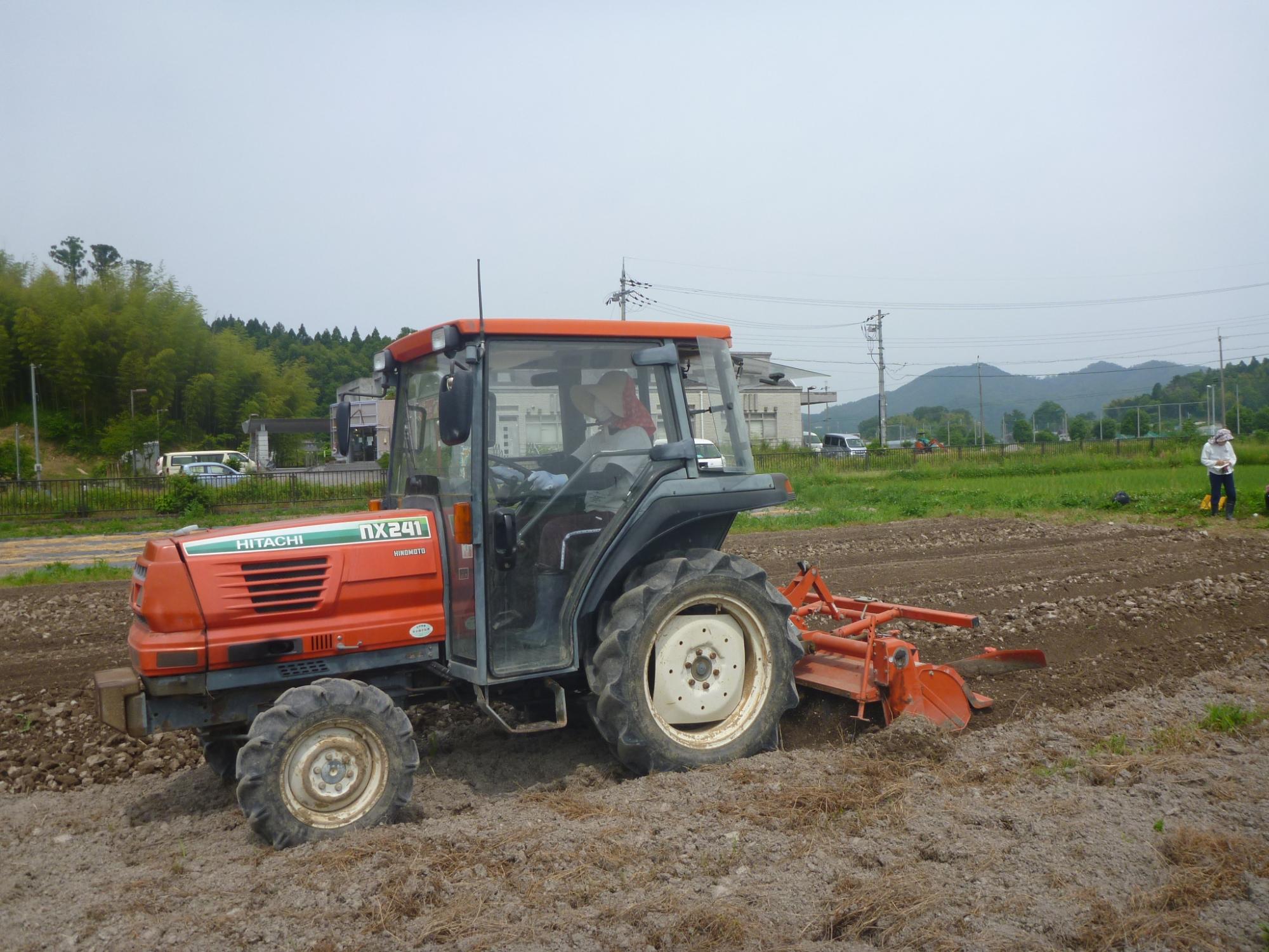 うね立てをする女性オペレーター