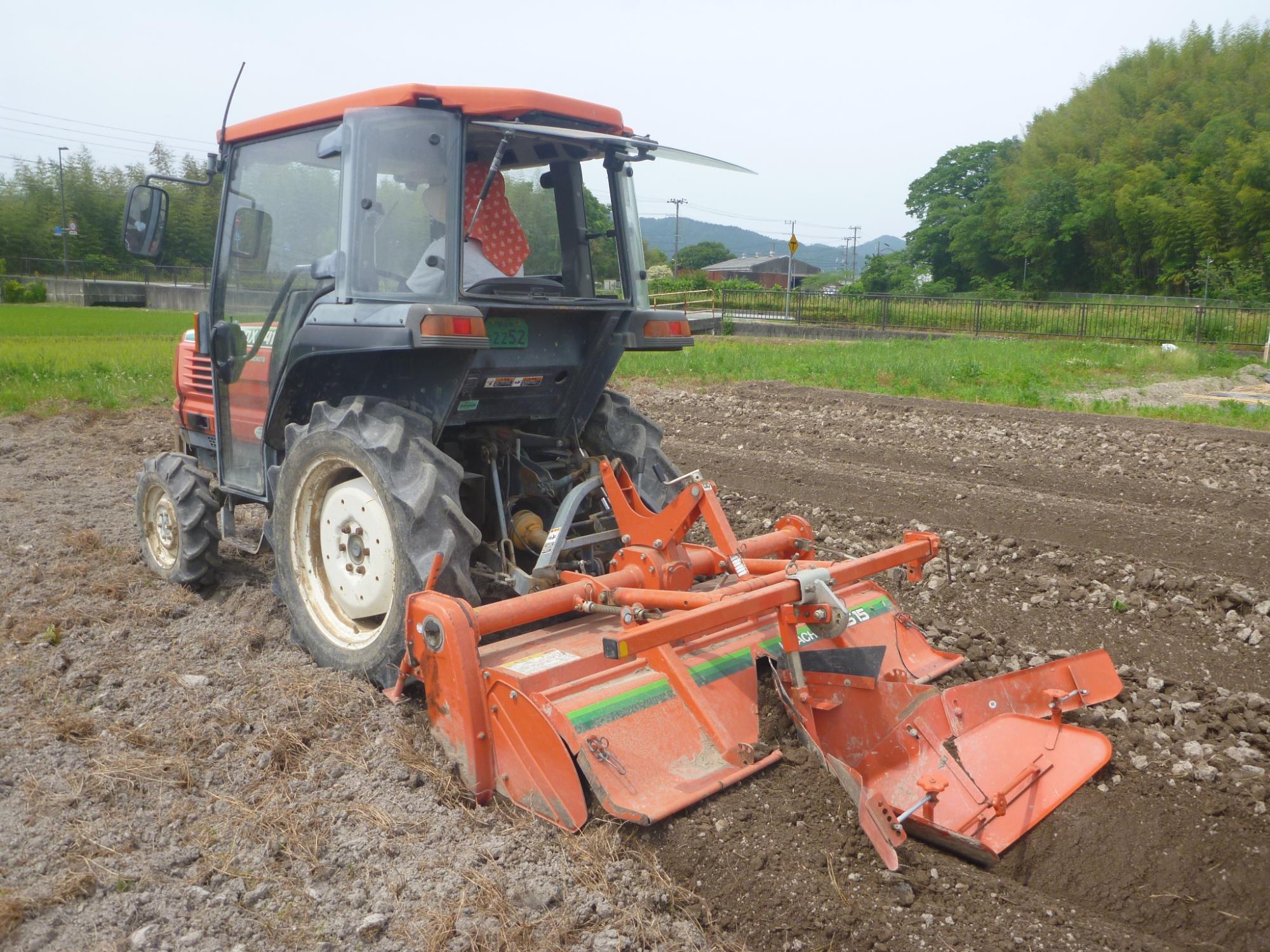 トラクターに乗る女性オペレーター