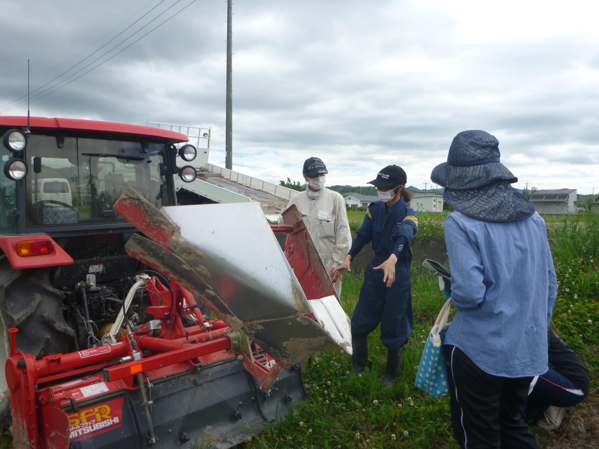 質問をするオペレーター