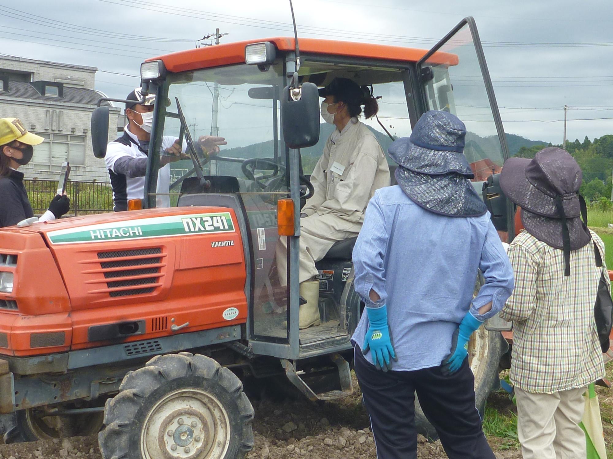 講師の話を聞くオペレーター