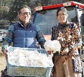 右隣りの奥様とともに自慢の和綿を披露する森田耕司さんの写真