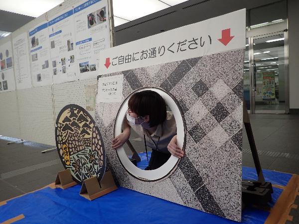 マンホールくぐり