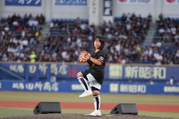 2023年黒豆ナイターにてファーストピッチャーが投球している