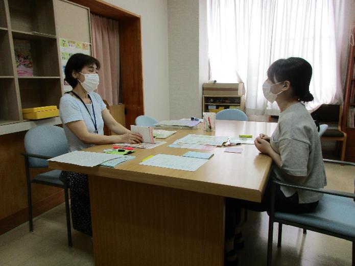 妊婦さんと面談をしている助産師